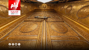 أسماء وتواريخ وآيات.. ماذا كُتب على باب الكعبة في مكة؟