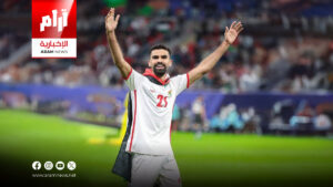 اللاعب الأردني نزار الرشدان بين عرضي الزوراء العراقي والفيصلي السعودي